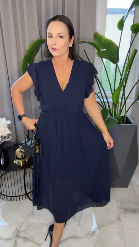 Sukienka wizytowa granatowa z szyfonu elegancka, zdjęcie 1 z 2 — odzież damska Victoria Fashion