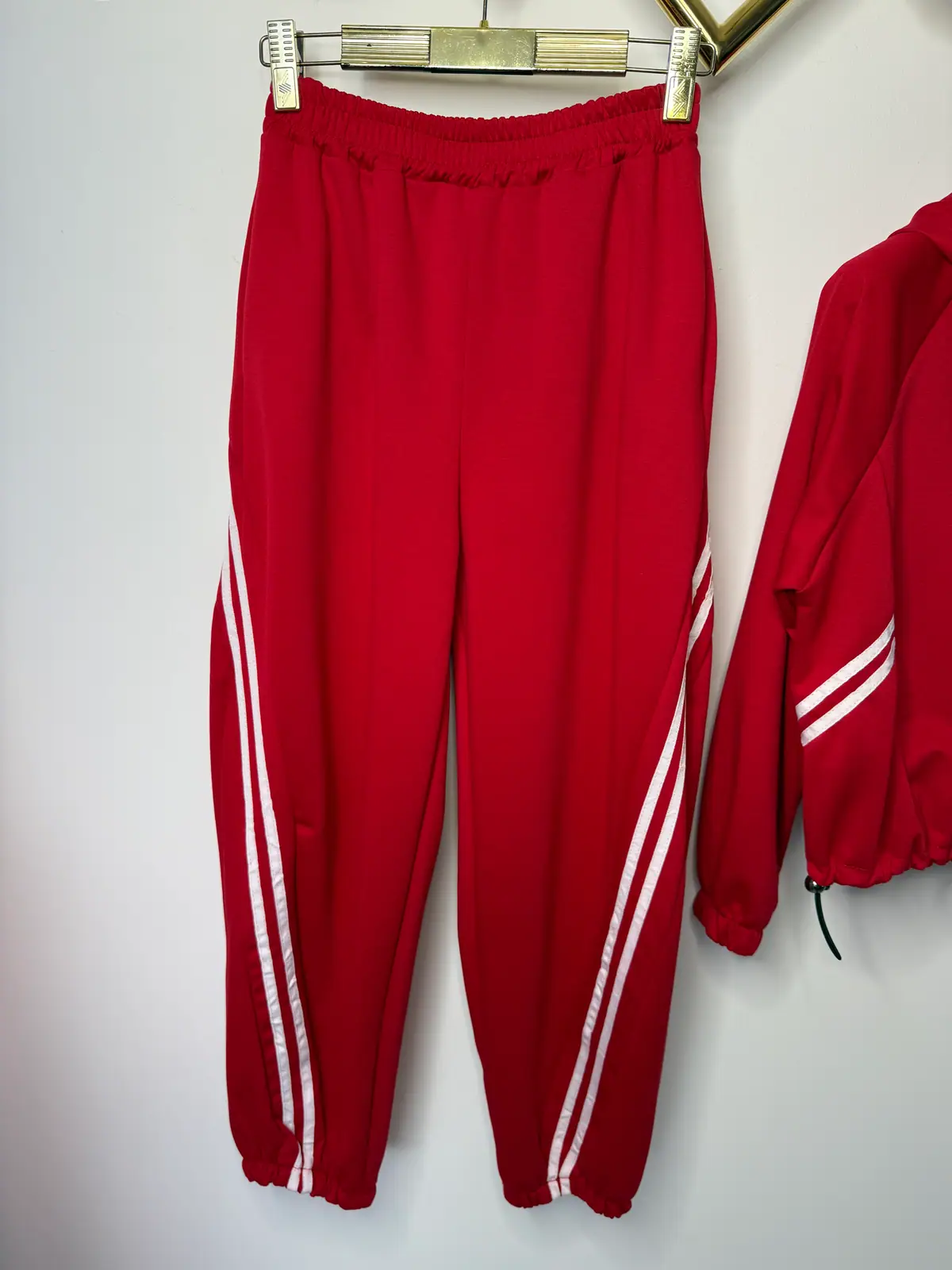 Dres czerwony wygodny komplet bluza spodnie — miniatura 9 z 10