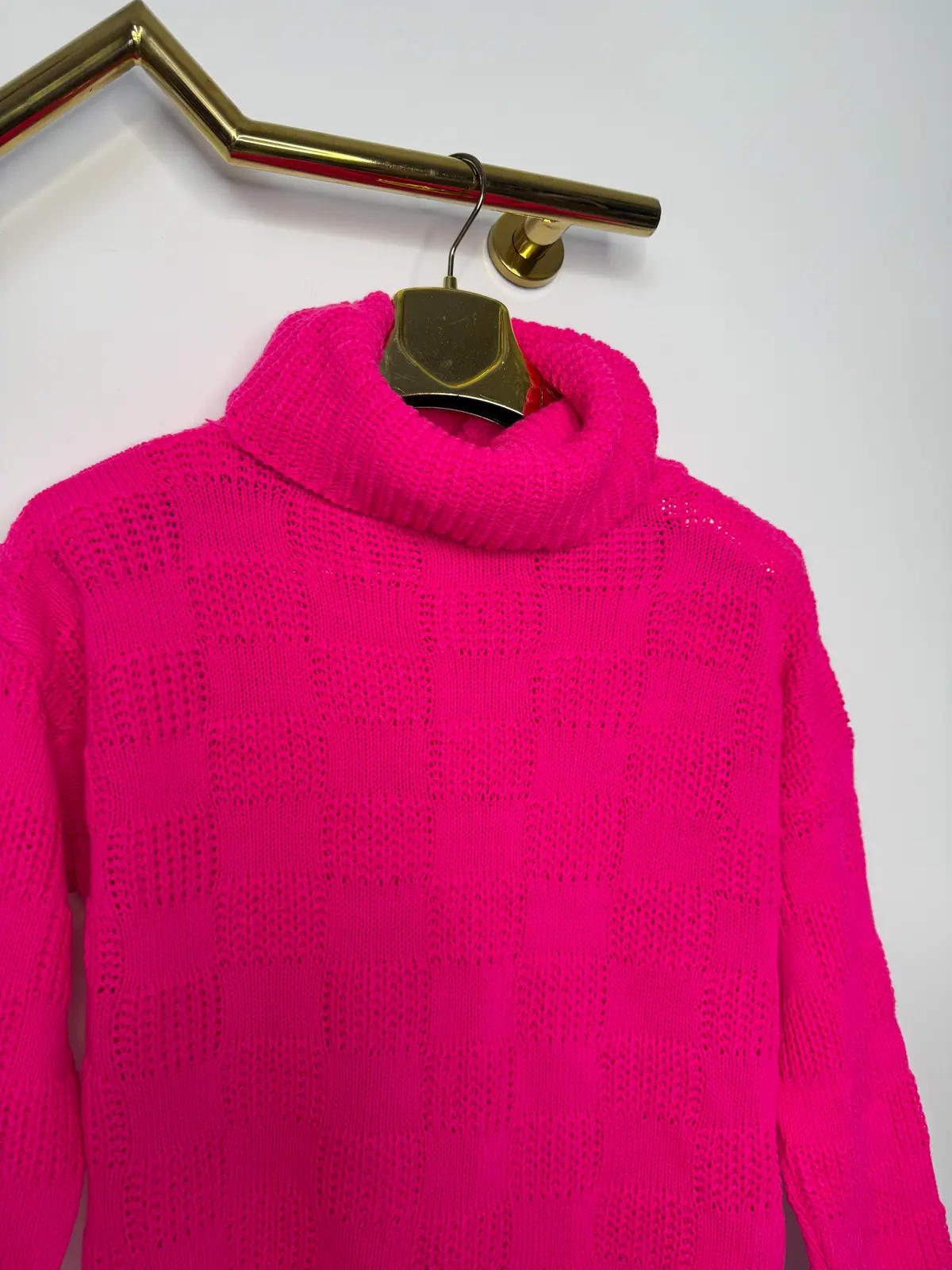 Sweter różowy golf piękny i wygodny — miniatura 10 z 11