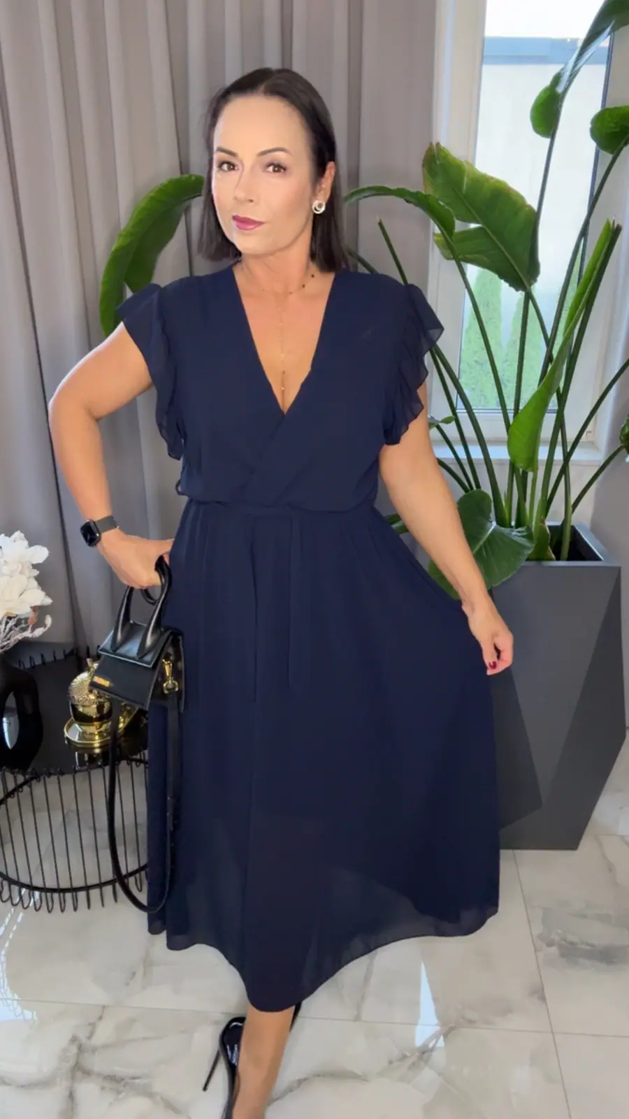 Sukienka wizytowa granatowa z szyfonu elegancka, zdjęcie 1 z 2 — odzież damska Victoria Fashion
