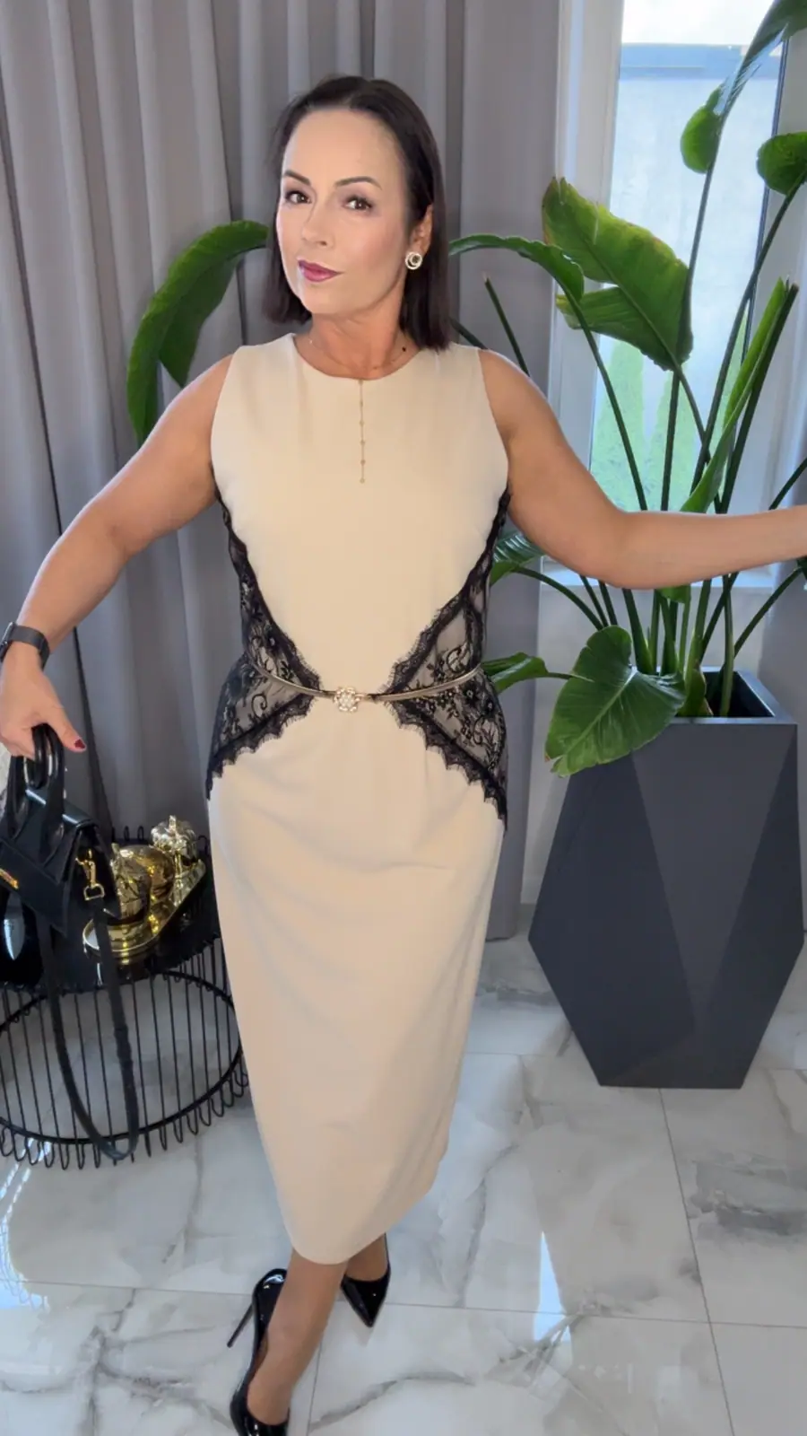 Sukienka beżowa ołówkowa z koronką, zdjęcie 1 z 2 — odzież damska Victoria Fashion