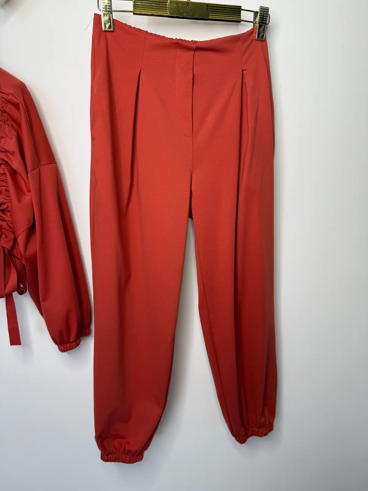 Dres ceglasty piękny komplet bluza spodnie — miniatura 10 z 11